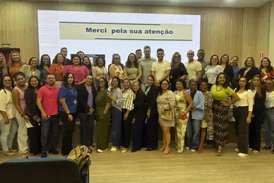 notícia: Ueap e Seed trazem pesquisador francês que palestrou sobre metodologias na educação