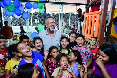 notícia: Governador Clécio celebra, com a comunidade da 18ª Avenida do Congós, a entrega de parquinho, transformando o espaço em um ponto de acolhimento