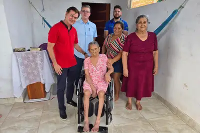 notícia: Memória e dignidade: Governo do Amapá entrega cadeira de rodas a idosa de 117 anos em Macapá