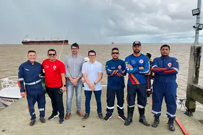 Alessandro Rômulo (camiseta vermelha), consultor científico da Angels Initiative, junto com a equipe do Samu