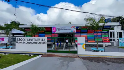 notícia: Governo do Amapá acelera metas e entrega escola moderna em Anauerapucu, equipada com tecnologia e internet via satélite.