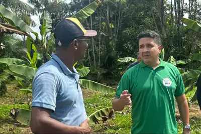 Foto: Weverton Façanha/GEA Chefe de Gabinete da SDR, Kleber Picanço (camisa verde), em conversa com o produtores rurais de Pedra Branca