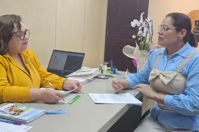 De amarelo a Secretária de Educação Francisca Oliveira e de Azul Cibely Souza Secretária do Desporto e Lazer