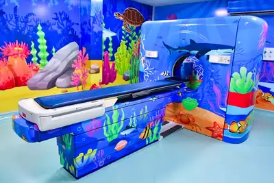 notícia: Sala de tomografia do novo Hospital da Criança e do Adolescente faz 'mergulho no mar' e transforma experiência de pacientes
