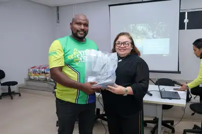 notícia: Governo do Amapá entrega kits de segurança para servidores da Unidade de Material e Patrimônio da Seed