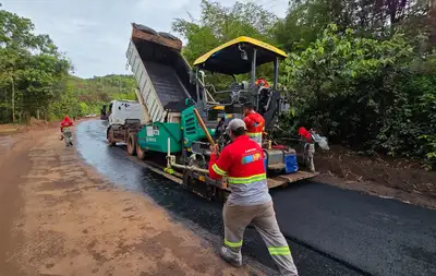 notícia: Clécio acompanha pavimentação inédita em ramal de acesso à Colônia de Água Branca, gerando desenvolvimento para Serra do Navio