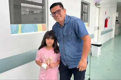 notícia: ‘Comprometidos com a saúde dos pacientes’, diz pai ao ter filha atendida no novo Hospital da Criança e do Adolescente
