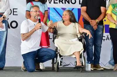 A diretora Lindalva Oliveira celebra a nova fase da Escola Ivanildo Fortes ao lado do governador Clécio Luís
