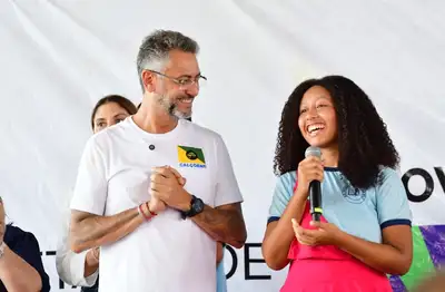 A aluna Ana Laura Lisboa compartilha sua alegria com o governador Clécio durante a entrega da nova Escola Estadual Ivanildo Fortes, em Calçoene