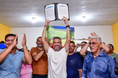 notícia: 'Essa licença garante segurança jurídica para os garimpeiros trabalharem', diz governador Clécio na entrega do licenciamento à Coogal em Calçoene