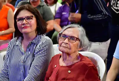 A filha, Andreia Conrado, e a mãe, Júlia Conrado, presentes na entrega do novo ginásio