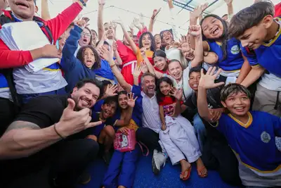 notícia: Com festa dos alunos, governador Clécio entrega nova quadra da Escola Ruth Bezerra, em Macapá: 'Nossa maior aposta está nessas crianças'