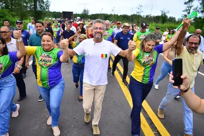 notícia: Governador Clécio entrega Ponte do Meruoca no município de Amapá, atende demanda histórica da população e faz travessia simbólica com moradores
