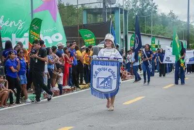 Desfile cívico reuniu escolas pelas ruas do município