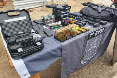 Armas, munições e escudos balísticos entregues aos policiais militares do 7º Batalhão da Polícia Militar