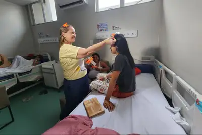 notícia: Maio Laranja: música e acolhimento levam mensagem de proteção às crianças no HCA