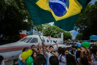 notícia: 'Aguçar a imaginação e o sentimento de pertencimento e amor pelo Amapá', diz governador Clécio no translado do avião Bandeirante pelas ruas de Macapá