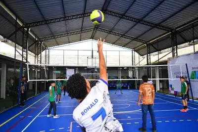 notícia: 'É um grande avanço que vai nos ajudar a ser pessoas melhores', celebra estudante na entrega da Escola Joaquim Caetano