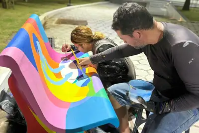notícia: Valorizar a arte do Amapá: bancos do Parque Residência são revitalizados por artista amapaense