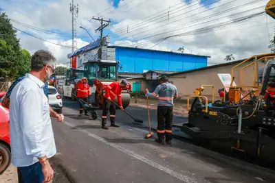 notícia: Governador Clécio inspeciona obras de pavimentação na Fazendinha que ampliam a mobilidade urbana e fortalecem a economia local
