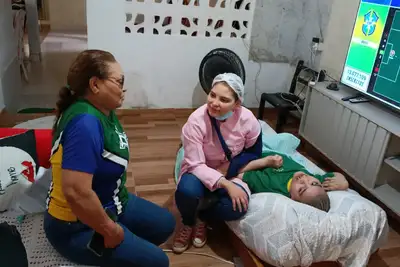 Com sentimento de alívio e gratidão a servidora pública Claudete Eugênia da Conceição destaca a satisfação e a honra de receber o cuidado do Estado para seu filho em sua própria casa
