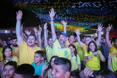 notícia: Com telões nas comunidades, governador Clécio acompanha estreia do Brasil na Copa do Mundo: ‘todo mundo feliz e torcendo junto’