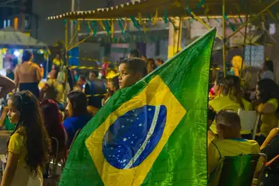 notícia: Moradores dos habitacionais São José e Açucena unem-se na torcida da Copa do Mundo em transmissão feita pelo Governo do Amapá