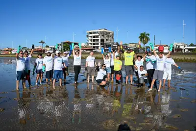 notícia: Governo do Amapá mobiliza voluntários em ação de limpeza na Orla Beira Rio e reforça cuidado com o Rio Amazonas