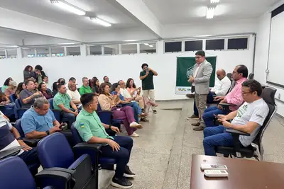 Foto: Divulgação Rurap Kelson Vaz, diretor-presidente do Rurap, apresenta aos participantes do Curso Instrumental Florestas Produtivas as diretrizes do programa que irá beneficiar 950 famílias da agricultura familiar em 10 municípios do Amapá