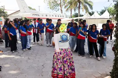 notícia: Alunos da Escola Edgar Lino participam de visita monitorada no Parque Residência, como parte da Semana do Marabaixo