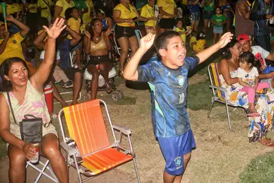notícia: Entre torcidas e oportunidades, moradores celebram transmissão do jogo da Seleção Brasileira nos residenciais da Zona Norte