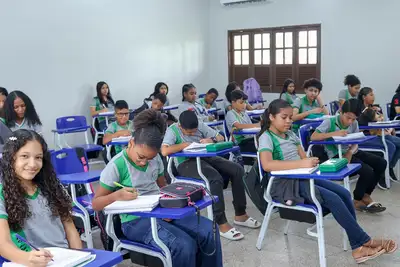 notícia: Taxas de abandono escolar e reprovação no Ensino Médio no Amapá diminuem, segundo dados do Censo Escolar 2025