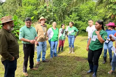 O diretor-presidente do Rurap, Kelson Vaz, acompanha a apresentação de projetos agrícolas desenvolvidos por estudantes, valorizando o conhecimento, a inovação e o protagonismo da juventude no fortalecimento da agricultura familiar.