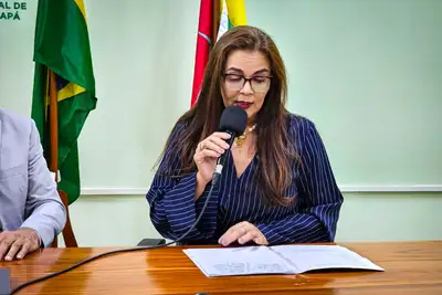 A Secretária de Educação Simone Guedes durante pronunciamento