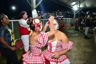 notícia: Brincantes vivem expectativa para apresentação no Arraiá no meio do mundo 