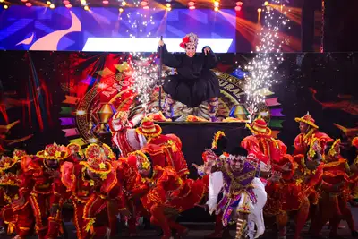 notícia: Cores, aromas e chamas: a magia do São João brilhou no 5º dia do Arraiá do Meio do Mundo com as quadrinhas estilizadas
