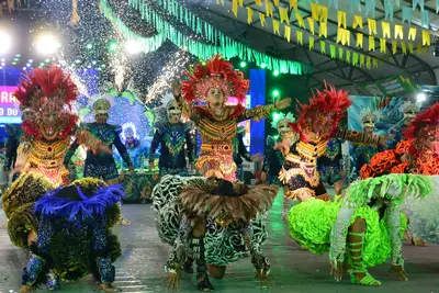 notícia: Entre estações, lendas e faroeste da paz, quadrilhas iluminam o Arraiá do Povo