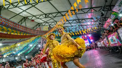 notícia: Encerrando o mês junino: Quadrilhas emociona público no último dia de Arraiá do Povo ao celebrar tradição, pertencimento e diversidade