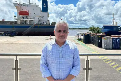 Foto: Divulgação Diretor de Atração de Investimentos, Antônio Batista, em visita ao porto de Paramaribo.