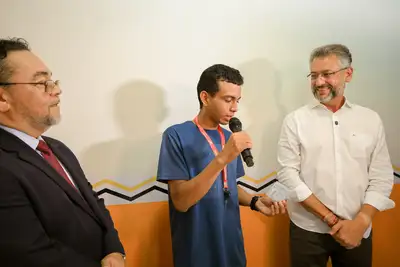 Foto: Ruan Alves/GEA Entregador por aplicativo Juninho Lopes foi o primeiro a receber simbolicamente a CNH nesta etapa