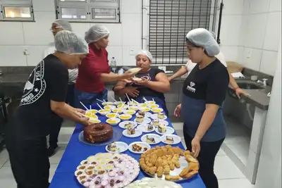 notícia: Moradores do residencial Miracema, na Zona Sul de Macapá concluem curso de doces e salgados promovido pelo Governo do Amapá