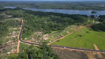 notícia: Governo do Amapá conclui pavimentação asfáltica de 5 quilômetros que dão acesso à Vila Vitória, em Oiapoque