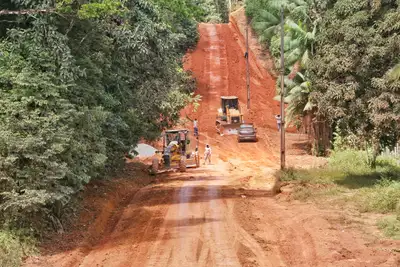notícia: Governo do Amapá realiza obras de terraplanagem e drenagem no ramal da Aldeia do Manga, em Oiapoque 