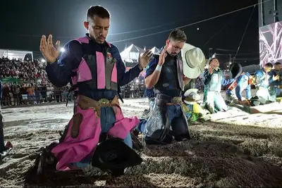 notícia: Fé, coragem e adrenalina marcam segundo dia do Rodeio Regional da Expofeira 2026