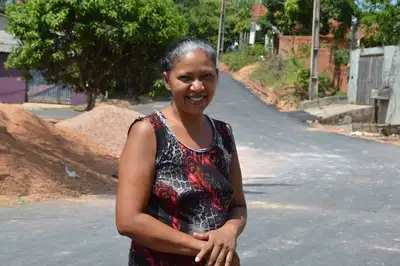 notícia: 'Foram 14 anos de espera', diz moradora da Zona Oeste de Macapá ao ver asfalto chegar na rua onde mora