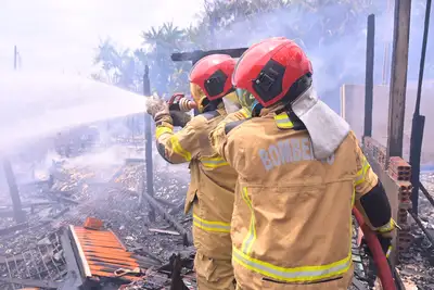 notícia: Governo do Estado e Prefeitura de Santana atuam no combate a incêndio na Baixada do Ambrósio