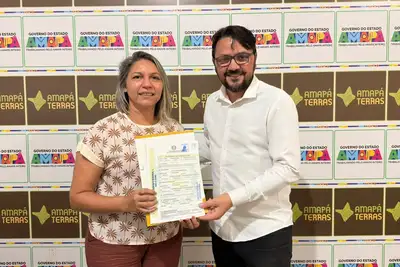 notícia: Governo do Amapá entrega título definitivo de terra à professora Kátia Cilene no Dia do Professor