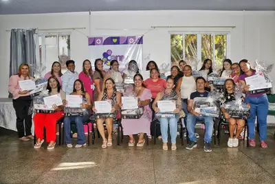 notícia: Governo do Amapá certifica mulheres e entrega kits profissionais para incentivá-las a empreenderem na área da beleza